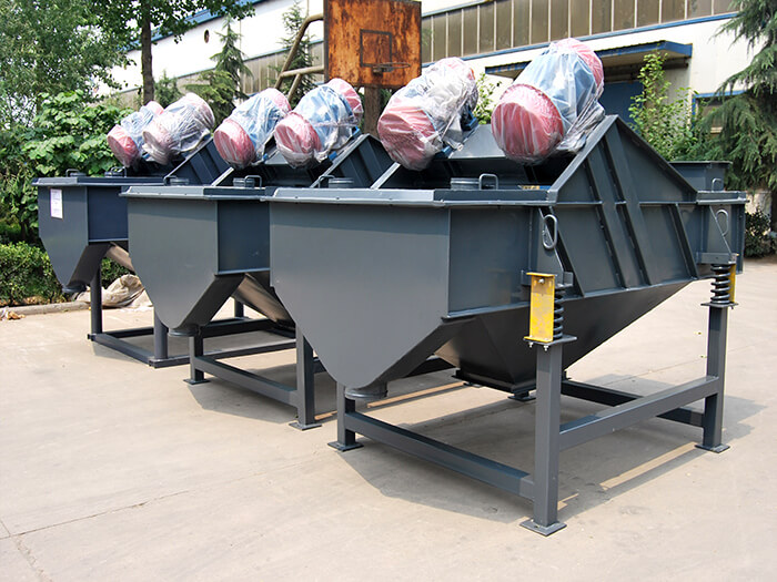 方形直線振動(dòng)篩是以輕型多一些,所以針對(duì)該產(chǎn)品主要適用一些小顆粒比重較小的物料。